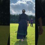 芝生　と　古武道女子