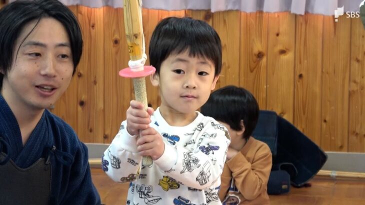 「日本の武道を知ってもらいたい」小さい竹刀で元気に歓声！園児たちが遊びながら剣道体験＝静岡・河津町